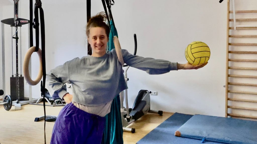 Johanna Kaspar im Fitnessraum der Bewegungszentrale: Dort können sich Klein und Groß austoben.