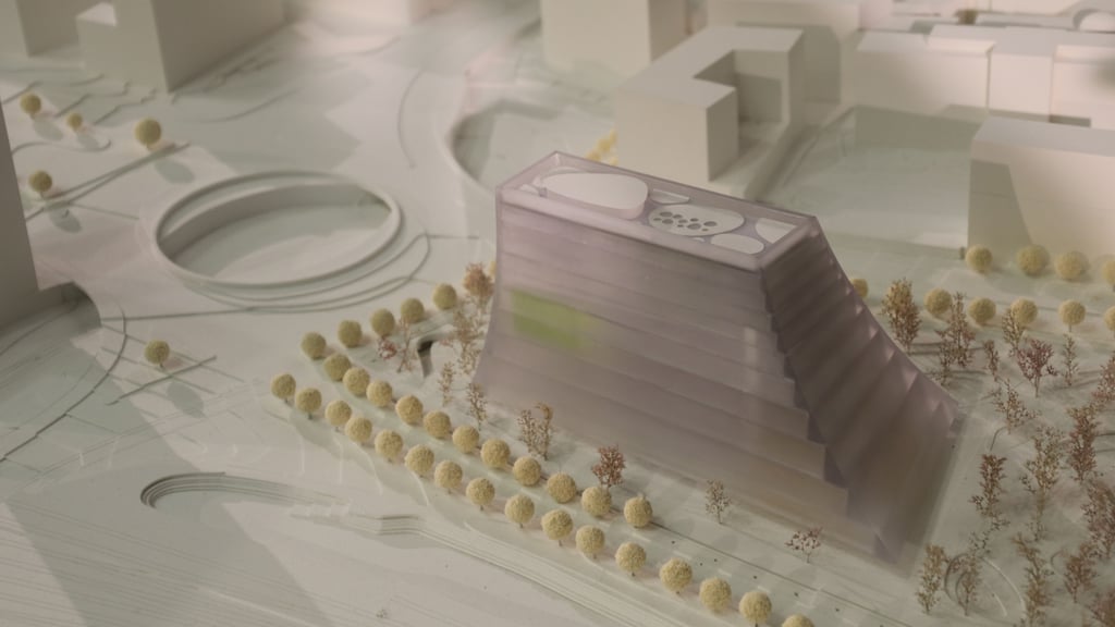 Das Modell zeigt das Zukunftszentrum und seinen Standort auf dem Riebeckplatz. Zur Orientierung: links neben dem Gebäude ist das Rondell.