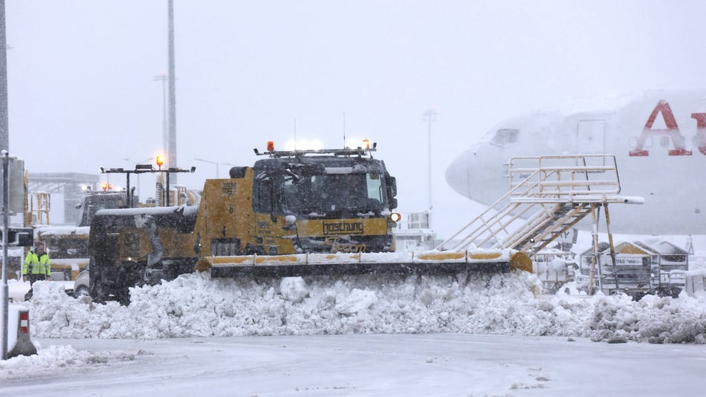 Starker Schneefall bremst den Verkehr am Flughafen Wien aus.