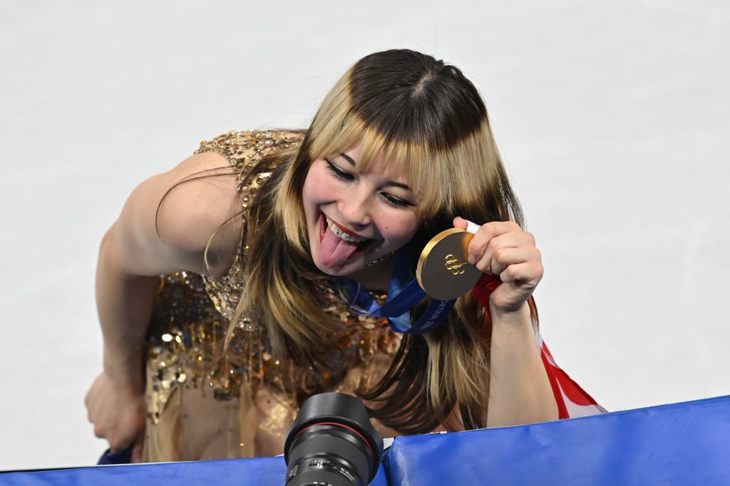 Alysa Liu posierte mit der Goldmedaille.