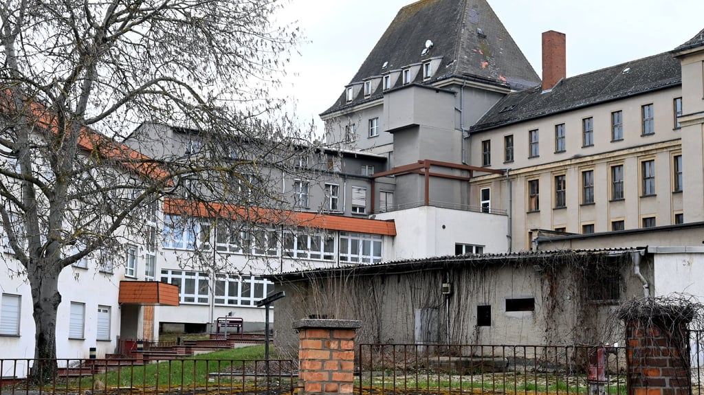 Die beschädigte Trafostation befindet sich in der Nähe des ehemaligen Hohenmölsener Krankenhauses.