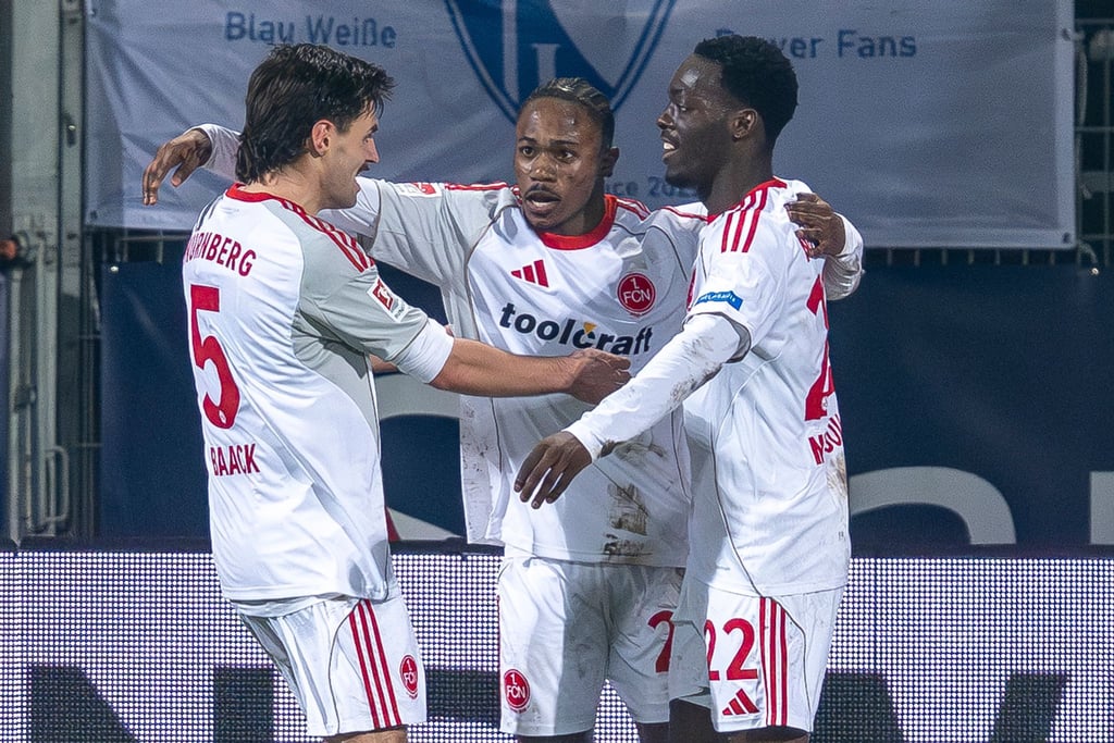 Der Nürnberger Mohamed Alì Zoma (Mitte) bejubelt mit den Vorlagengebern Tom Baack (links) und Rabby Nzingoula seinen Treffer zur 1:0-Führung.