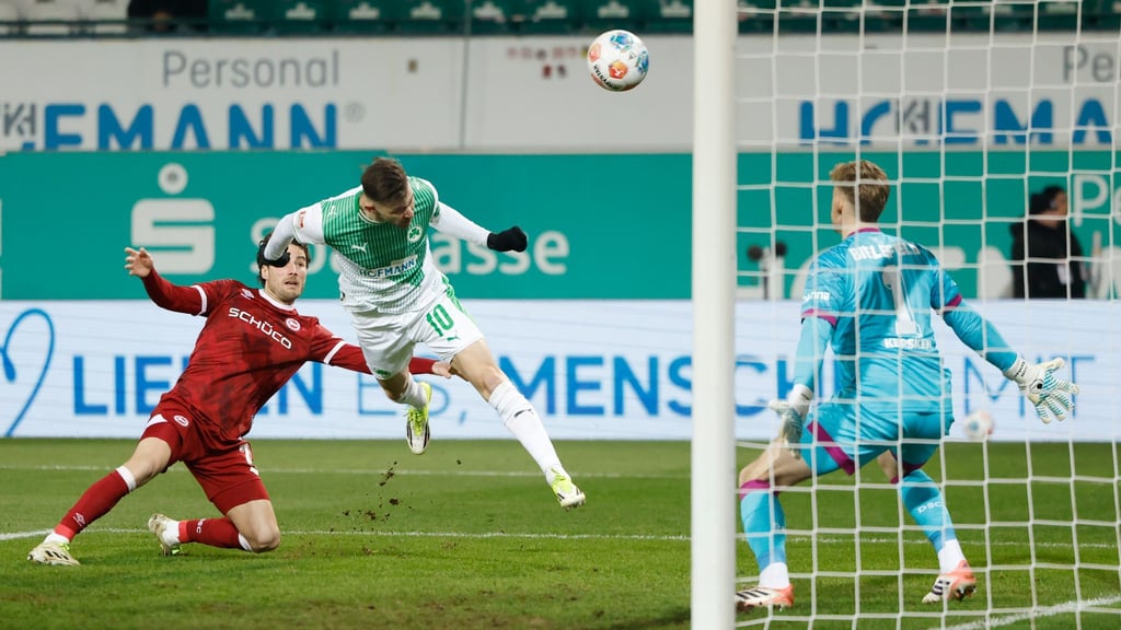 Fürths Kapitän Branimir Hrgota (M) köpft das frühe 1:0.