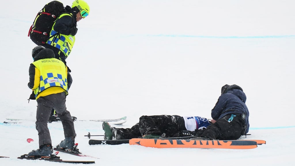 Finley Melville Ives wird nach seinem schweren Sturz versorgt.