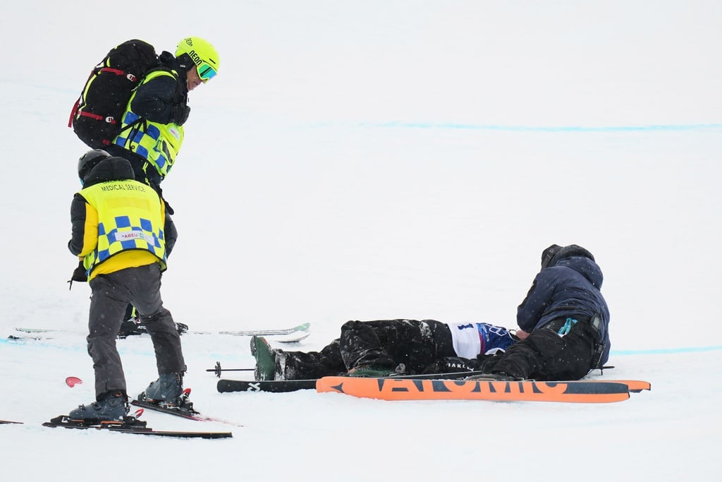 Finley Melville Ives wird nach seinem schweren Sturz versorgt.