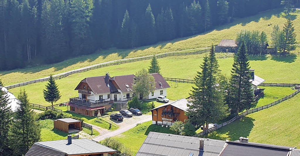 Vom Lift aus zeigt sich die komplette Anlage der Wolfener Hütten am Talrand von Mallnitz.