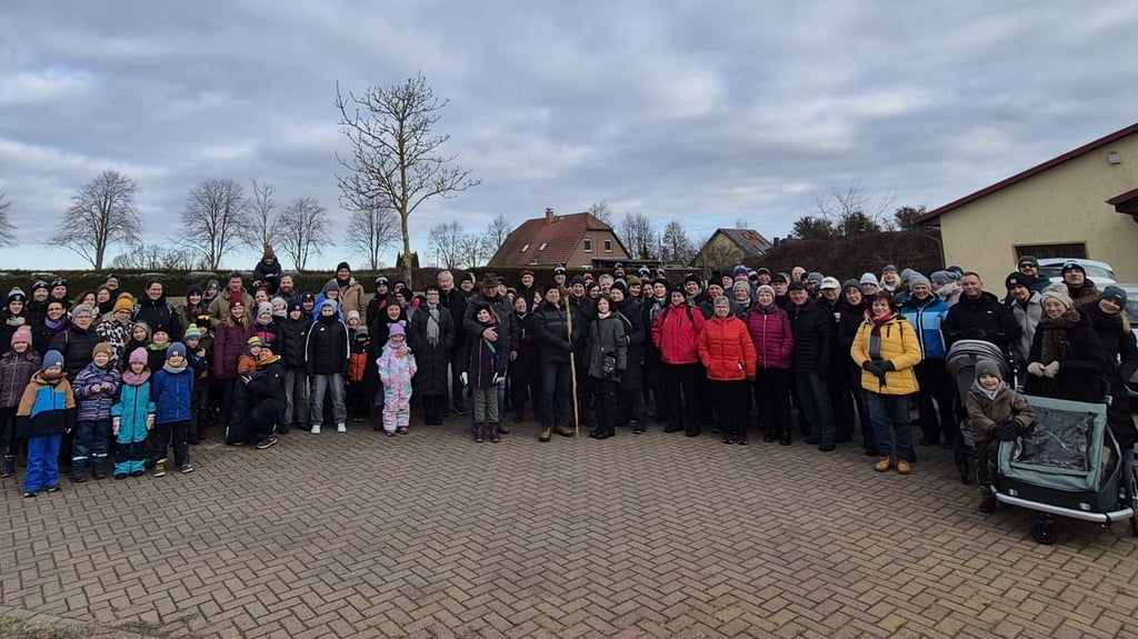 Bei strahlendem Kaiserwetter starten 168 Wanderfreunde vom Begegnungszentrum in die 16. Bülstringer Grünkohlwanderung in Richtung Ohreniederung.