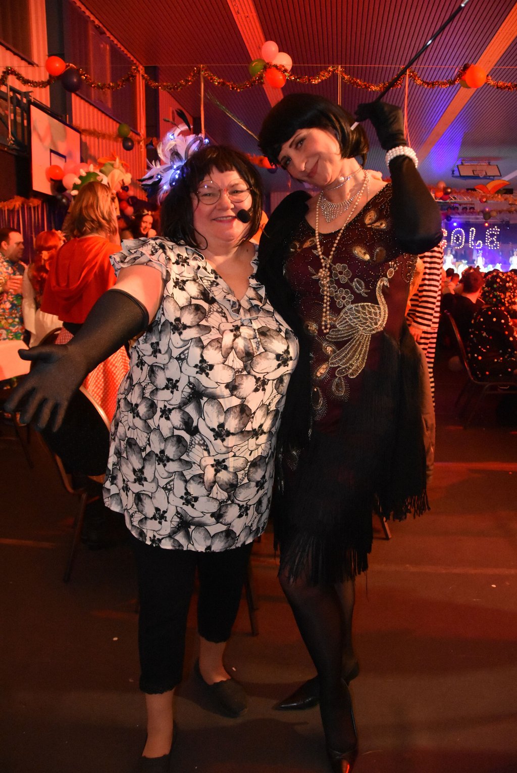 Büttenrednerin Heidi Lemke mit ihrer Tochter Silvana, die extra aus Köln angereist ist.