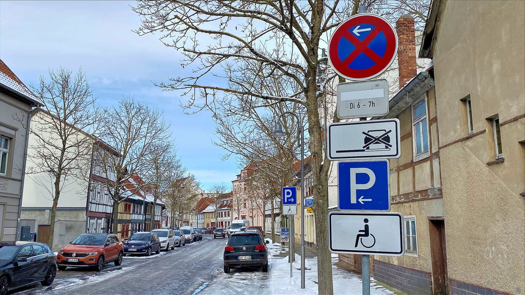 Bei Extremwetter wurden in der Straße Alte Jeetze Knöllchen verteilt, obwohl die Autos festgesteckt haben. Die Stadt besteht aber trotzdem auf das Halteverbot.