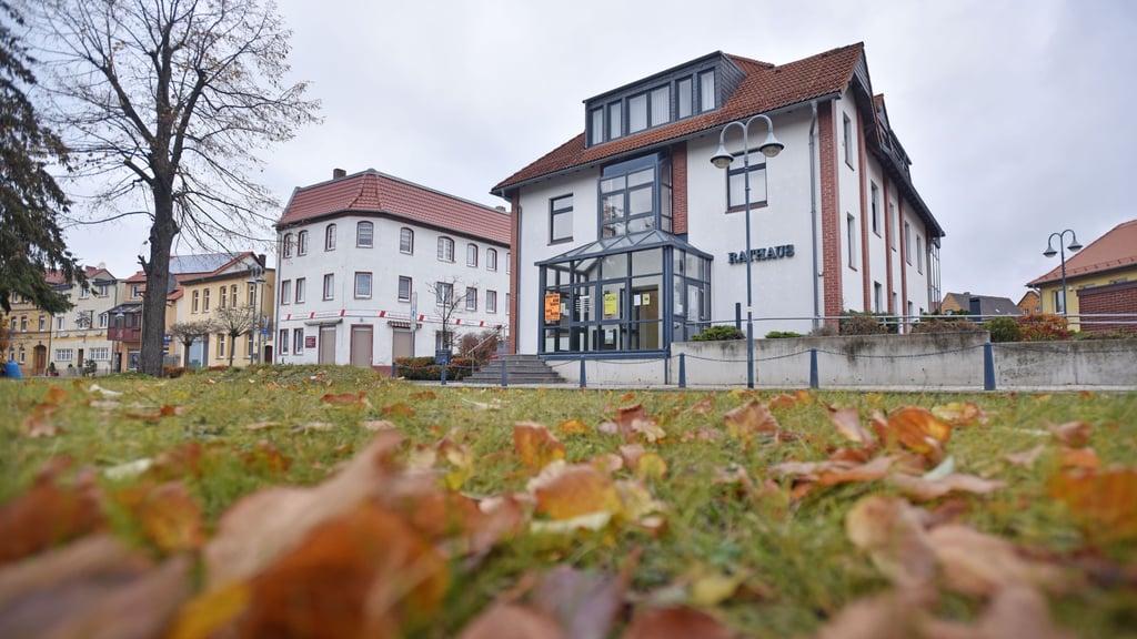 Blick auf das Rathaus in Sandersdorf. 