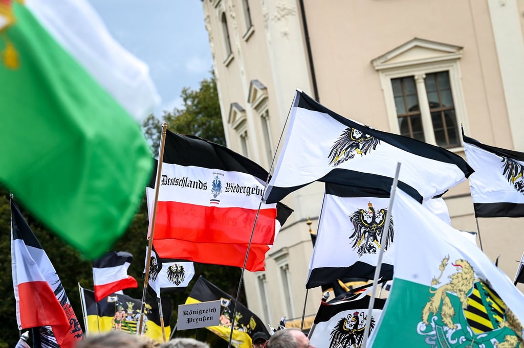 So sah es beim bundesweiten Treffen der Reichsbürgerszene in Weimar im Oktober 2025 aus. Für April ist eine Versammlung in Braunschweig geplant. (Archivbild)