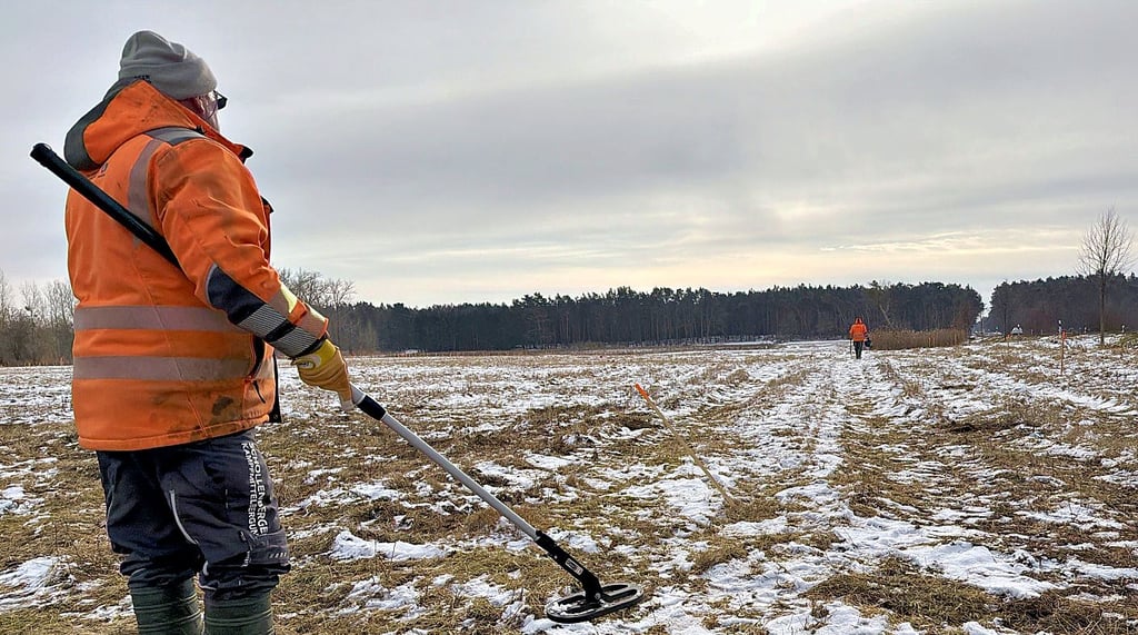 Mit Metallsonden suchen  Mitarbeiter der Kampfmittelbergungsfirma das Gelände am   Klietzer See ab.