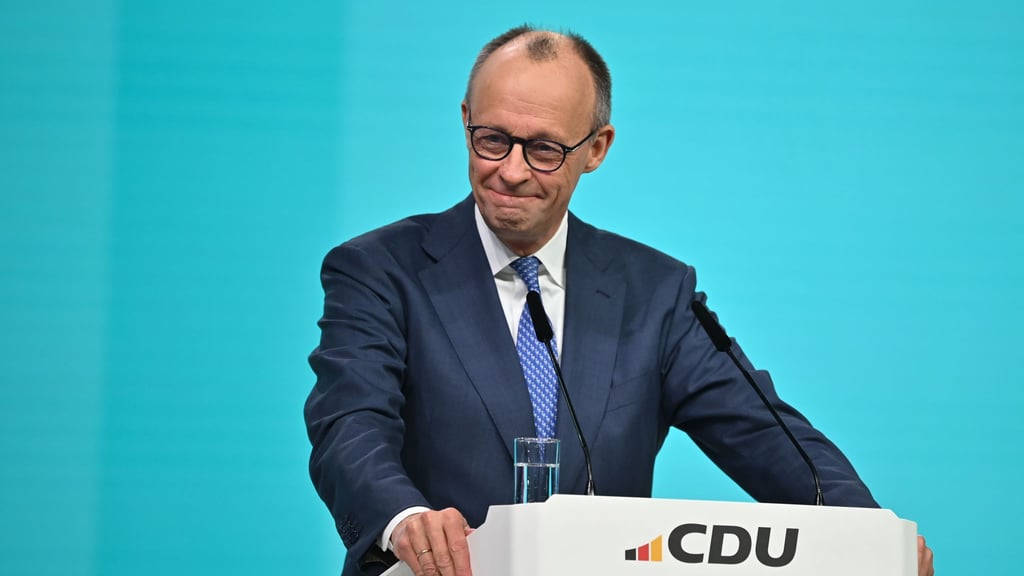 Die Prognosen, wie gut Friedrich Merz bei der Wiederwahl als CDU-Vorsitzender abschneiden könnte, gehen weit auseinander.