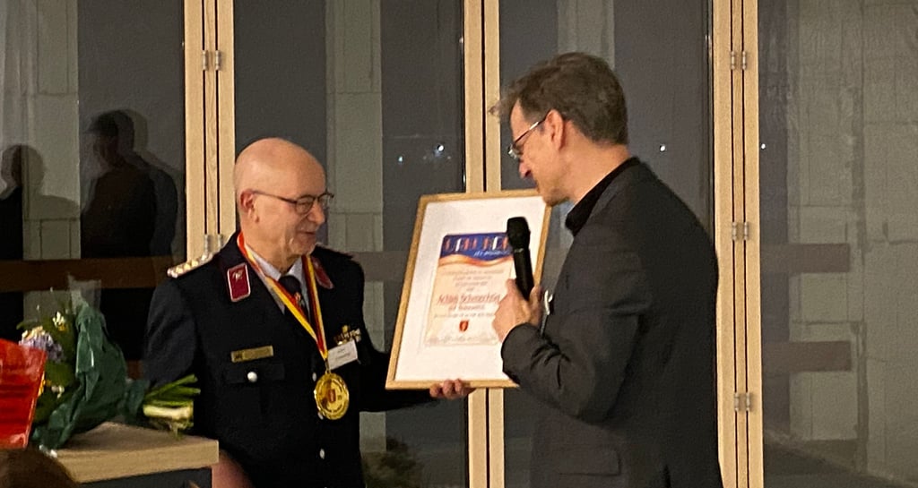 Bürgerpreisträger Achim Schmechtig (li.) mit Laudator Gordon Heringshausen 