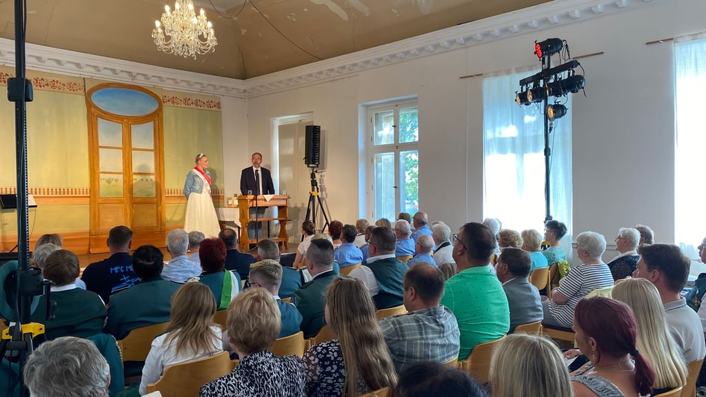 Serviceeinheitsleiter Riccardo Achilles – hier mit Salzfee Julia Schellack auf Schloss Hohenerxleben. Bei der Würdigung des Ehrenamts beim letztjährigen Heimatfest.