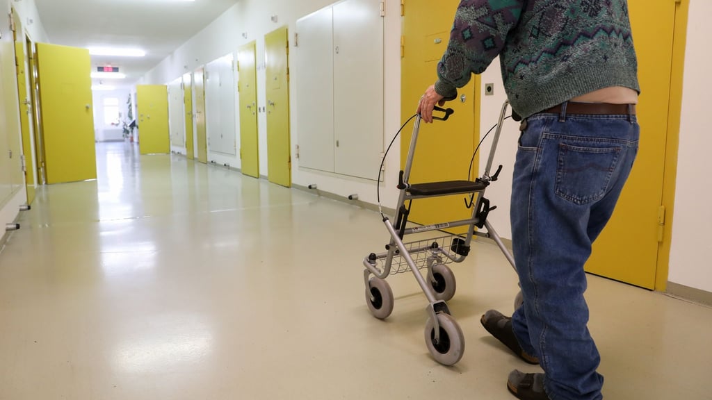 In Brandenburgs Gefängnissen sitzen auch Menschen, die älter als 60 Jahre alt sind. (Symbolbild)