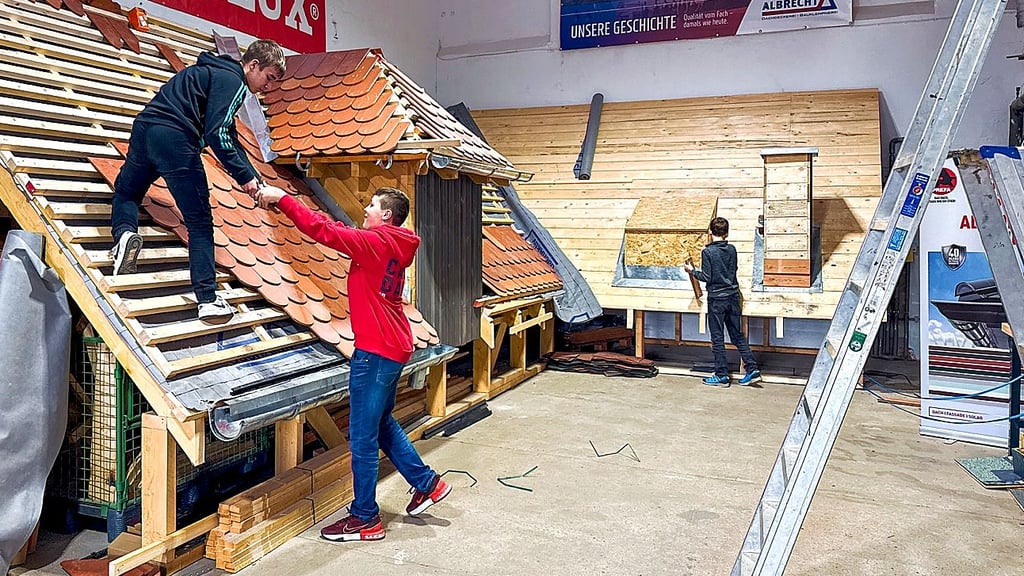 Schüler der Kemberger Sekundarschule „Ernestine Reiske“ arbeiten in der Lehrwerkstatt der Dachdeckerei „Albrecht“ an einem Übungsdach. Jede Woche wächst das Modell ein Stück weiter – und jede Woche stehen andere Aufgaben an. 