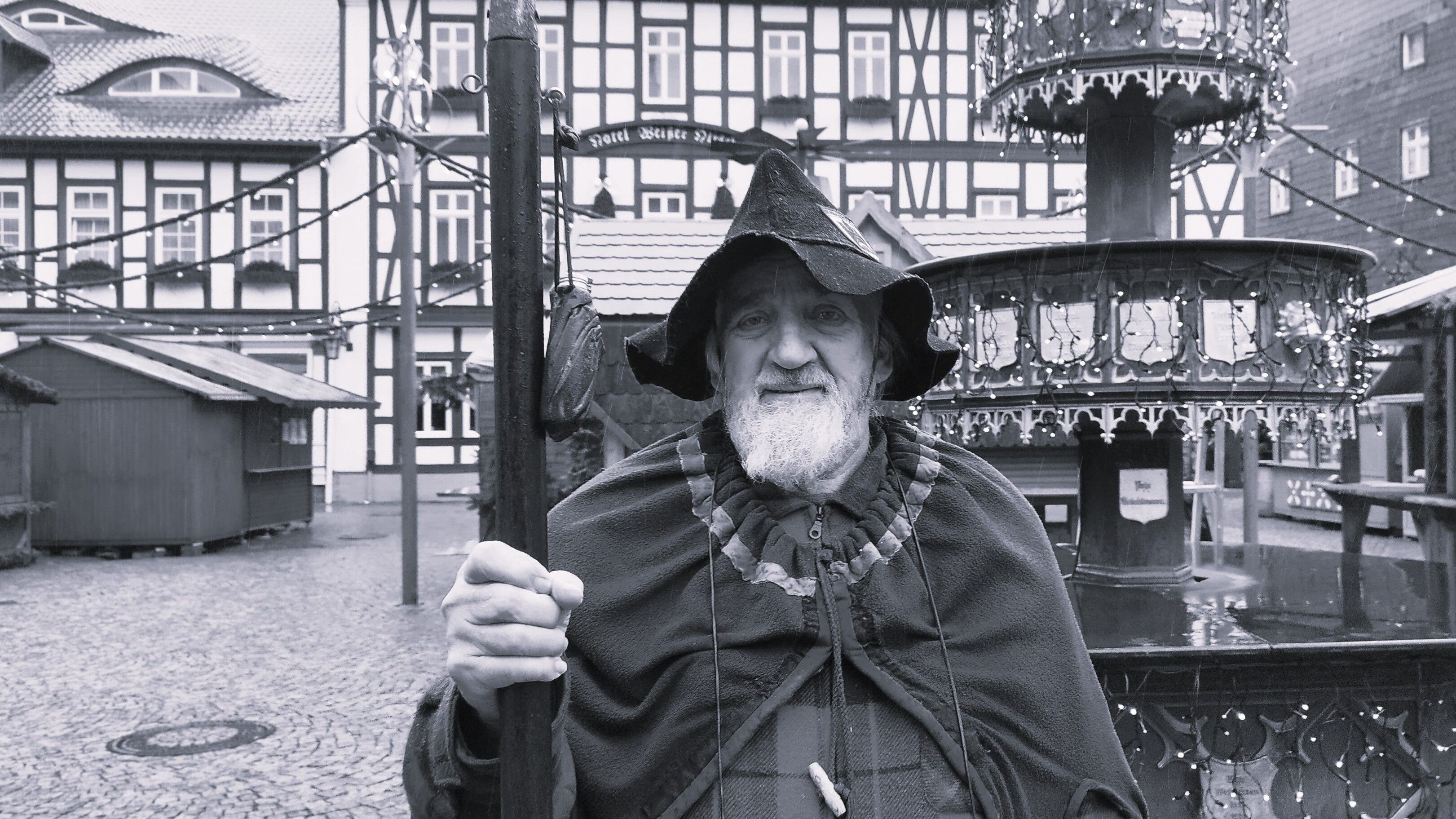 Vorwurf Falschaussagen und Beleidigungen: Eklat in Wernigerode: Oberbürgermeister prüft rechtliche Schritte im Streit um Nachtwächter‑Ehrung