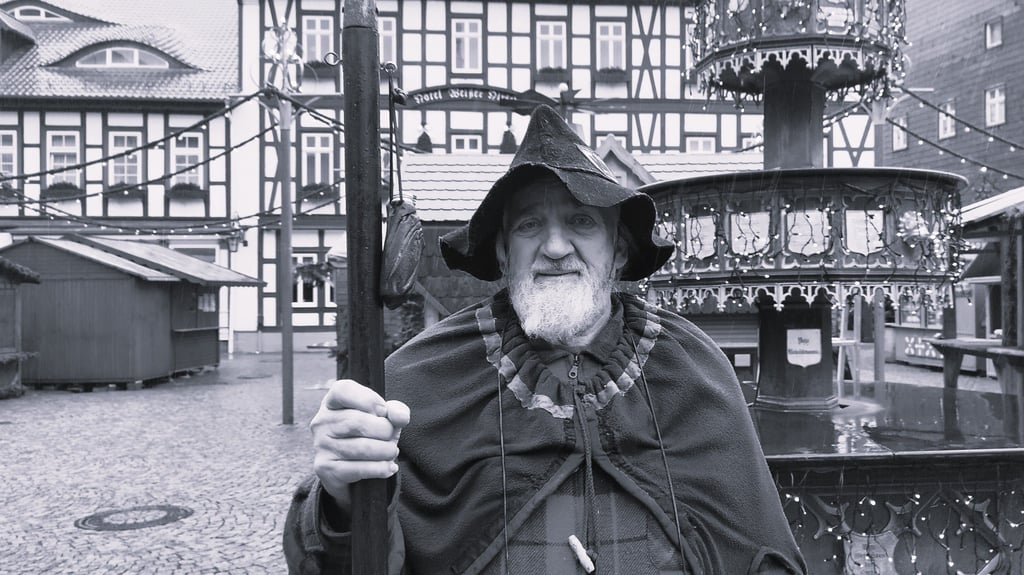 Rudolf Nüchterlein war bis zu seinem Tod im November 2025 23 Jahre lang als „Nachtwächter“ in Wernigerode im Einsatz, um Einheimischen wie Touristen die Geschichte der Harzstadt zu erzählen.