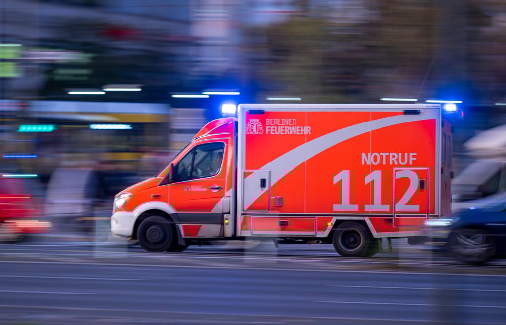 Ein jugendlicher Patient soll Sanitäter attackiert haben. (Symbolbild)