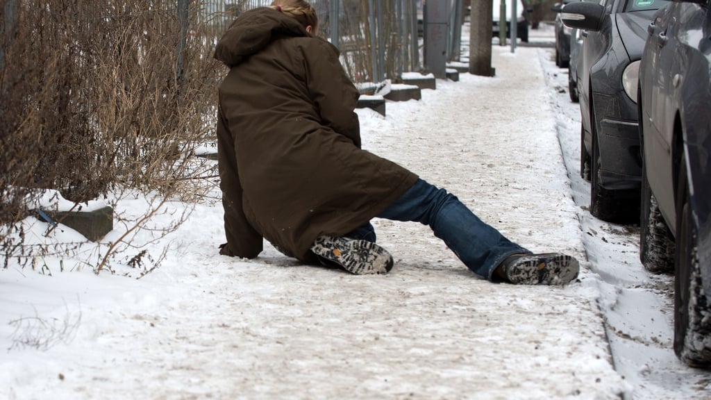 Schäden durch Stürze können zu Schmerzensgeld und Schadenersatz führen: Die Haftung liegt beim Verantwortlichen.