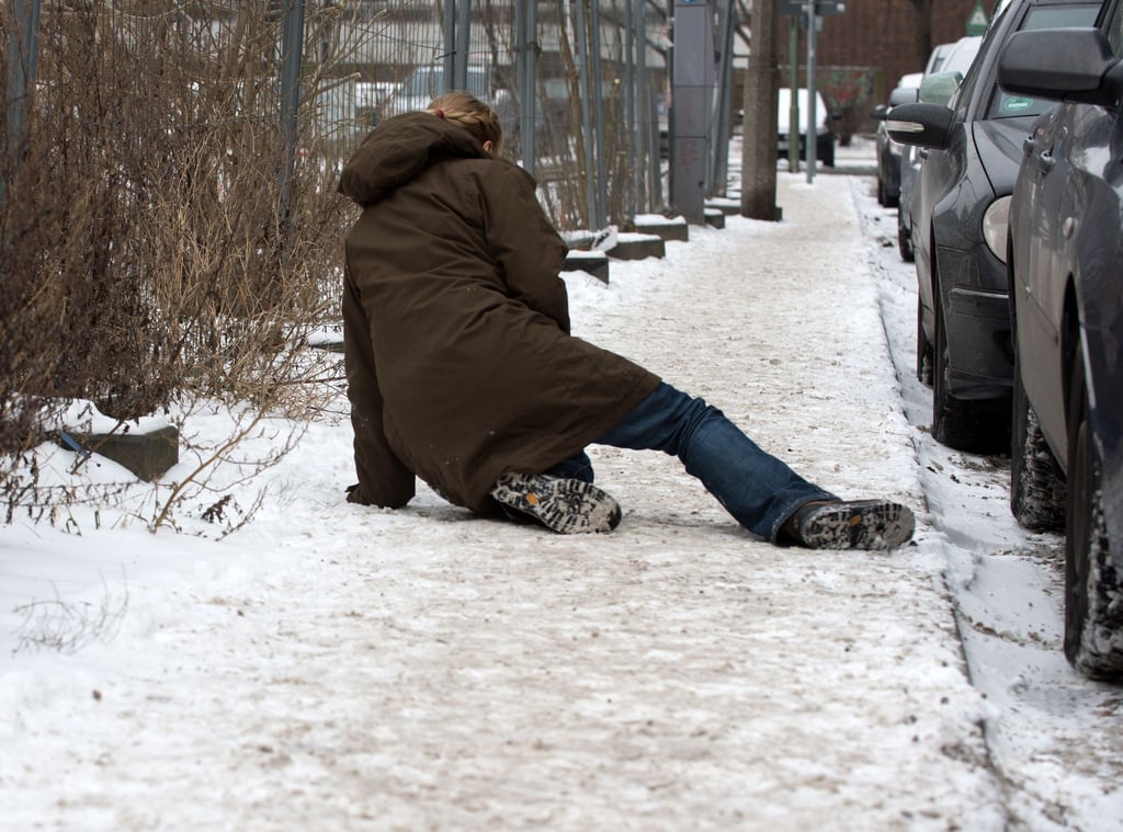 Schäden durch Stürze können zu Schmerzensgeld und Schadenersatz führen: Die Haftung liegt beim Verantwortlichen.