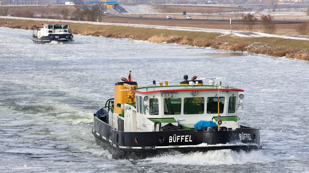 Noch immer sind Eisbrecher auf dem Mittellandkanal im Einsatz.