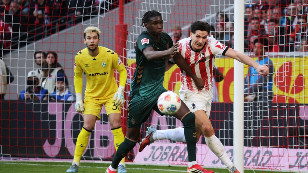 Karim Coulibaly (M) wird Werder Bremen im Kellerduell auf St. Pauli. (Archivbild)