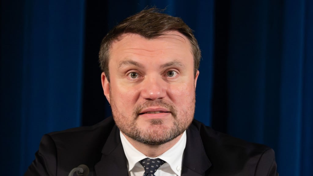 Wirtschaftsminister Keller will öffentliche Auftragsvergaben vereinfachen. (Archivbild)