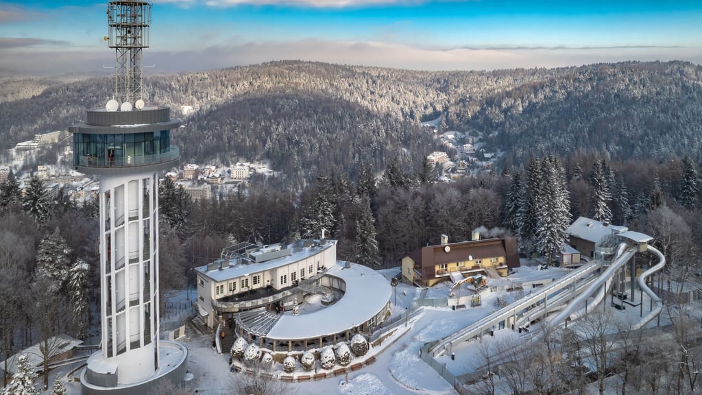 Mit bodentiefen Glasfenstern, Außenbalkon und Skywalk: der neue Aussichtsturm in Krynica-Zdrój.