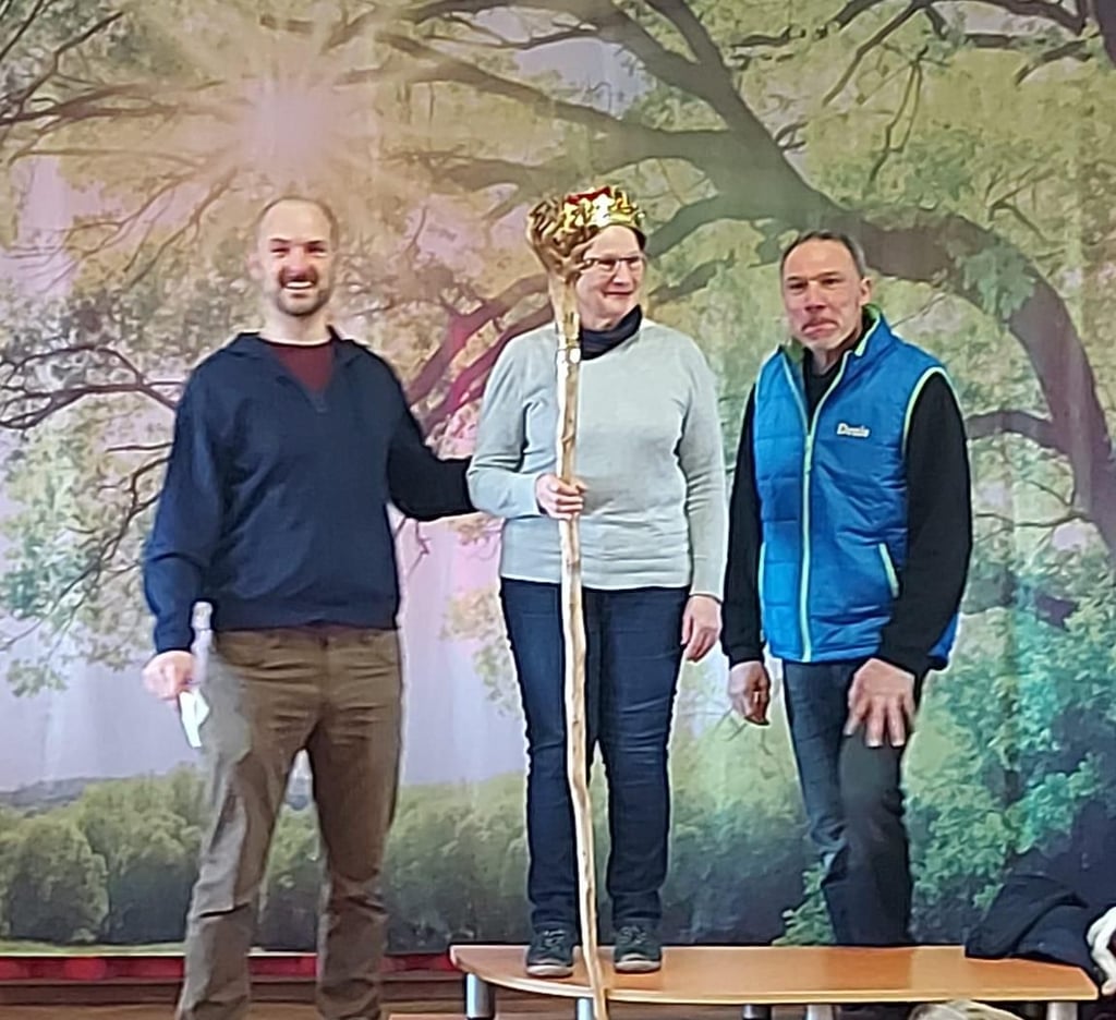 Zur Grünkohlkönigin 2026 gekrönt: Karin Kalberlah setzte sich beim Quiz durch. Mit ihr freuen sich Thomas Langer (l.) und Denis Zabel vom Heimatverein Bülstringen.