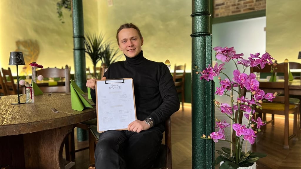 Sascha Schilling hat die Bauernschänke, die zur Keramikscheune Spickendorf gehört, erst im August 2025 wiedereröffnet. Nun hat er bei „Mein Lokal, Dein Lokal“ teilgenommen.