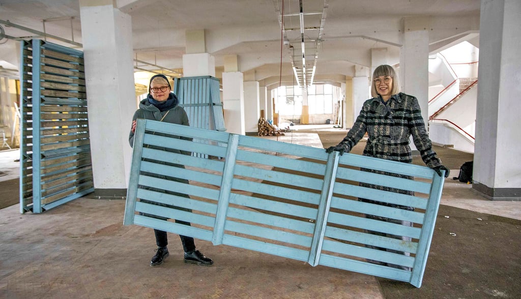 Juliane Aleithe (links) und Barbara Steiner sind Teil des Kuratorenteams der Ausstellung im Kaufhaus Zeeck zum Bauhaus-Jubiläum.