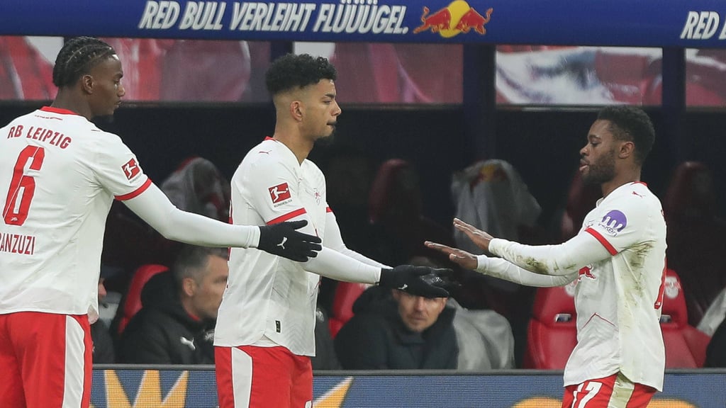 Benjamin Henrichs (Mitte) geht für Ridle Baku (r.) vom Feld.