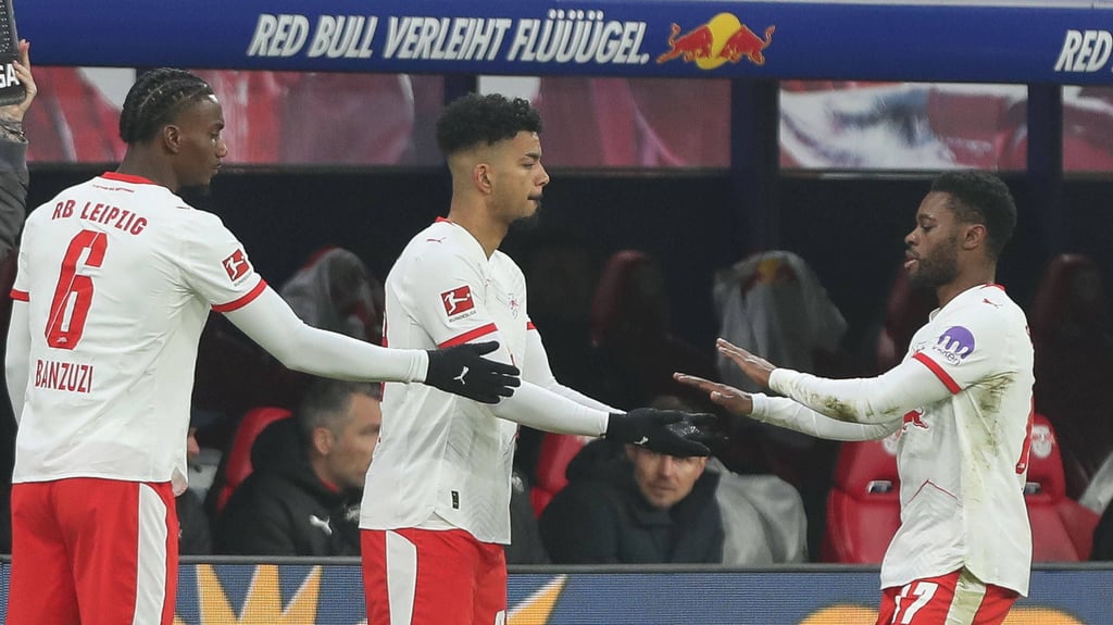 Benjamin Henrichs (Mitte) geht für Ridle Baku (r.) vom Feld.