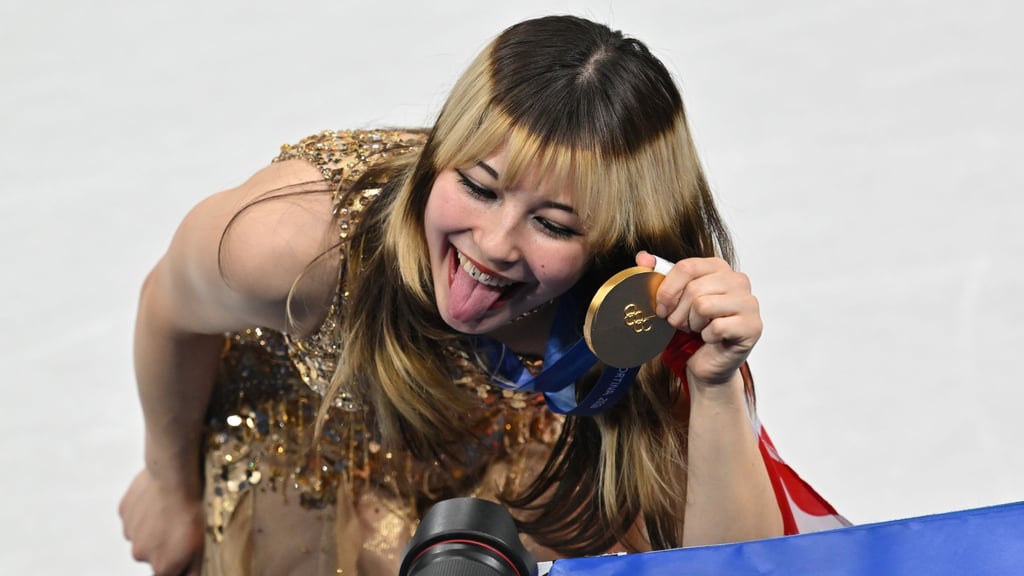 Alysa Liu posierte mit der Goldmedaille.