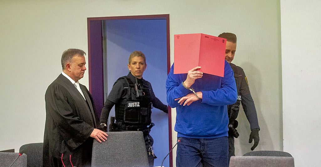 Der 54-jährige ehemalige Karatetrainer vor dem Landgericht in Dessau. Der Mann wurde zu 13 Jahren Haft verurteilt.