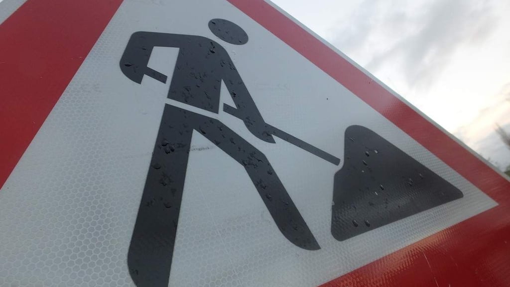 Schild an einer Baustelle. Auch in Magdeburg soll nun weitergebaut werden.