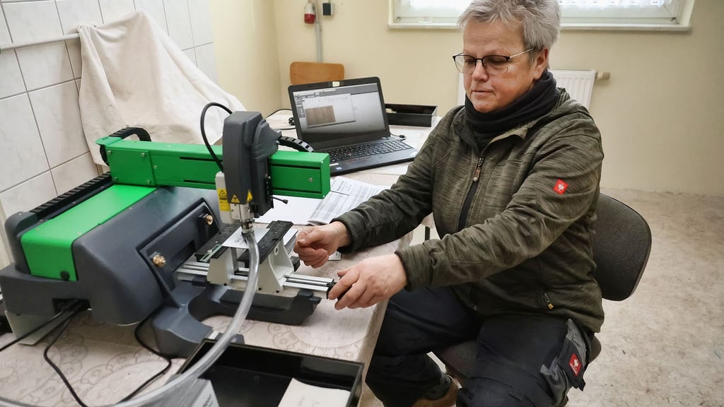 Angelika Teuchtler an der neuen Graviermaschine.