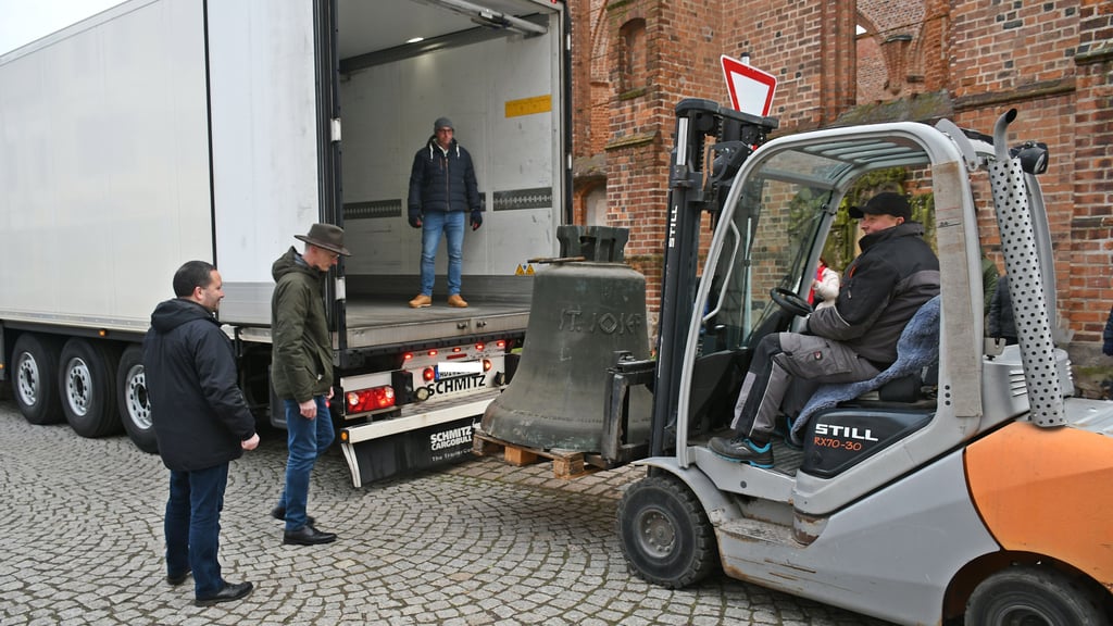 2022 sind die gestifteten Glocken aus Gelsenkirchen mit großem Bahnhof zur Eröffnung des Weihnachtsmarktes in Zerbst angekommen.