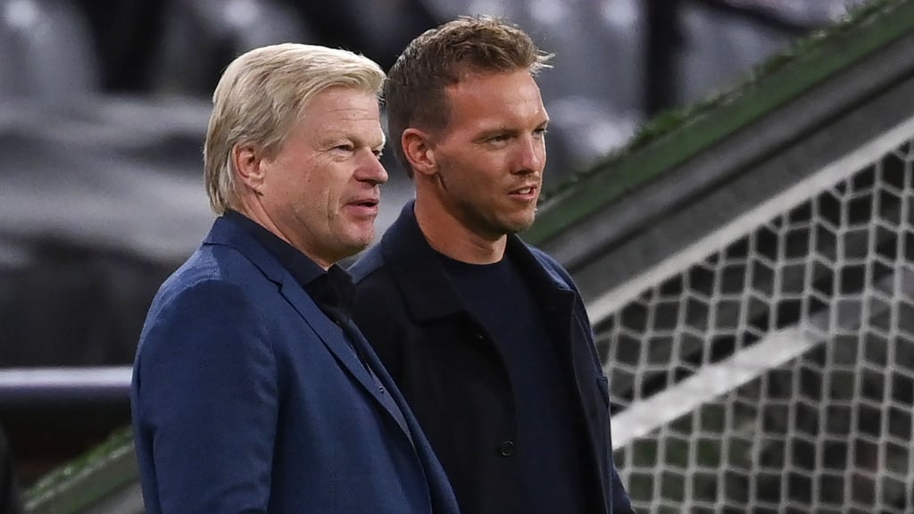 Oliver Kahn (l) mit Bundestrainer Julian Nagelsmann. (Archivbild)