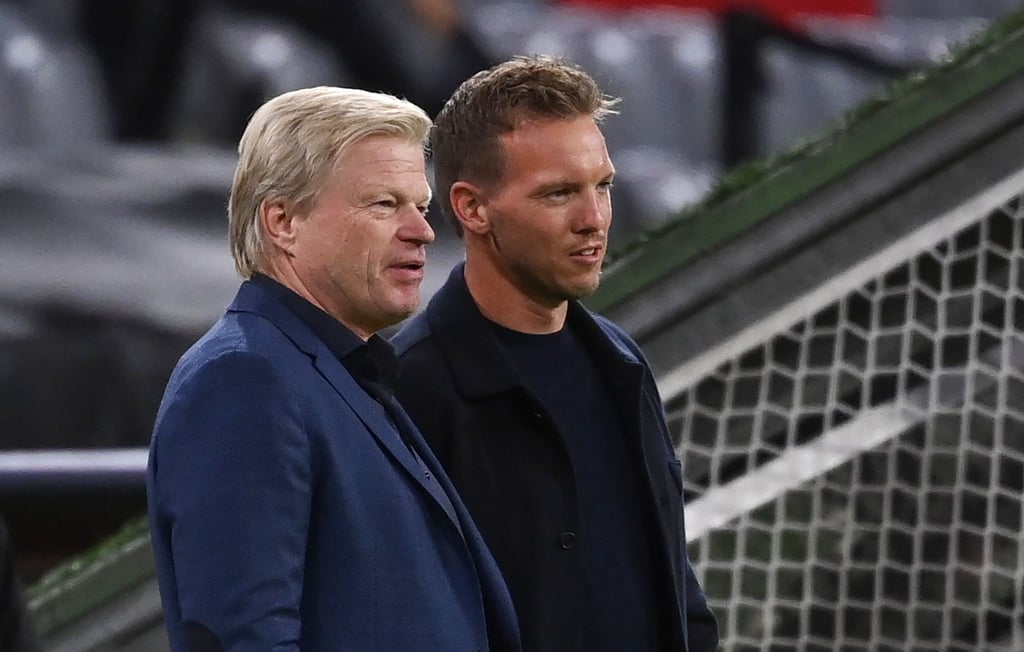 Oliver Kahn (l) mit Bundestrainer Julian Nagelsmann. (Archivbild)