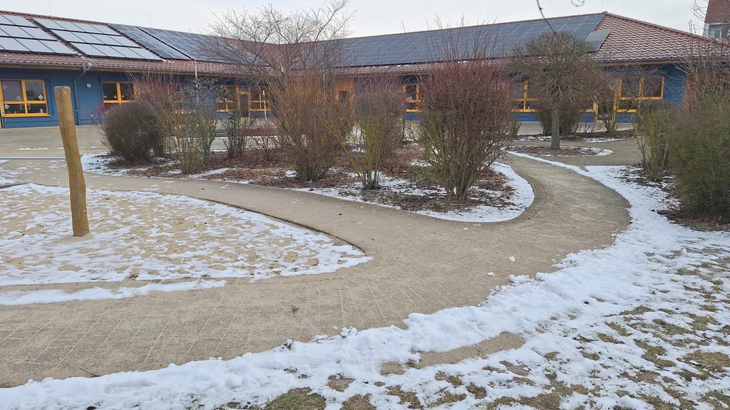 In der Elsteraner Kita „Kleine Elbspatzen“ rollern die Kinder seit Jahren über die Pflasterstrecke.