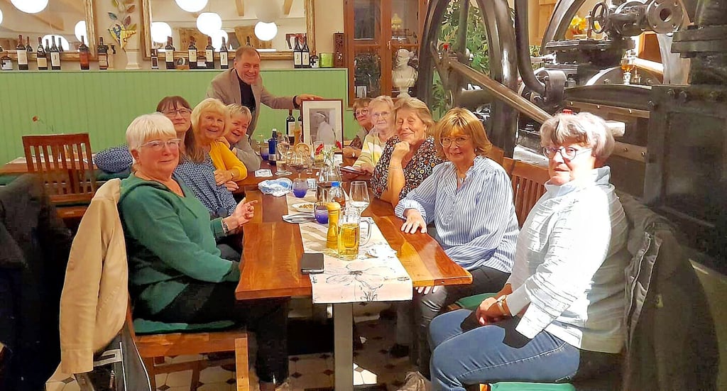 HNO-Treffen in Zörbig anlässlich des Denkmaltages: Im Hintergrund Dr. Hans-Werner Trummel mit einem Bild des früheren Direktors Dr. Bögel.