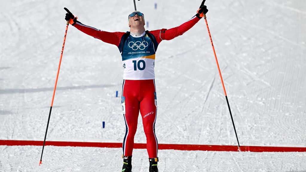 Johannes Dale-Skevdal (Norwegen) kommt jubelnd als Sieger ins Ziel. Es war das 17. Gold für Norwegen bei diesen Spielen - so viel wie nie zuvor.