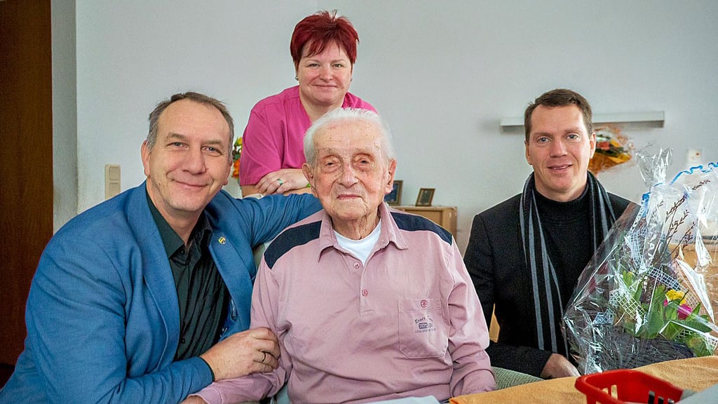 Am Mittwoch beging Emil Lindau seinen 101. Geburtstag. Zu den Gratulanten gehörten Gommerns Bürgermeister Jens Hünerbein (l.) und Landrat Steffen Burchhardt sowie Claudia Kießhauer, Alltagsbetreuerin in der Stiemerling Senioren-Residenz Gommern. 