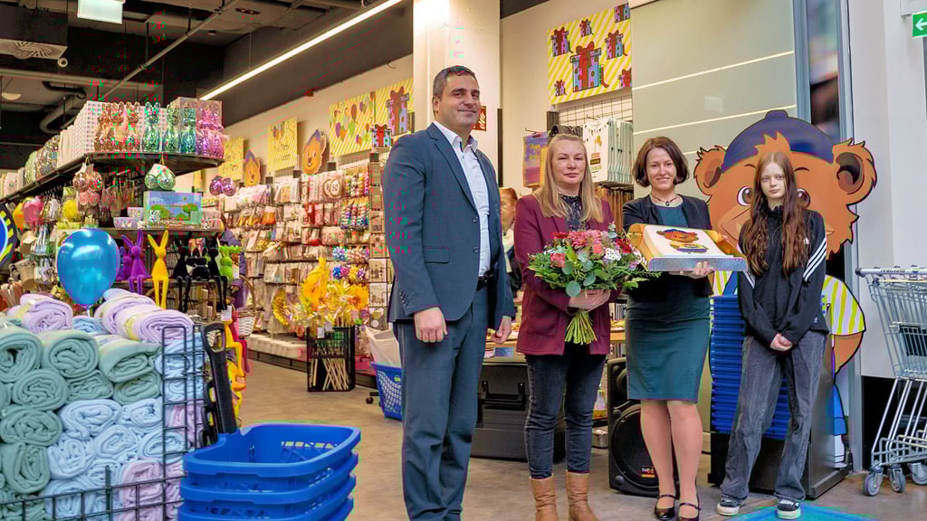 Von links: Centermanager Eser Yagmur, Tedi-Bezirksleiterin Sandra Keller, Centermanagerin Kathleen Kuschel und Praktikantin Anabell Grimm