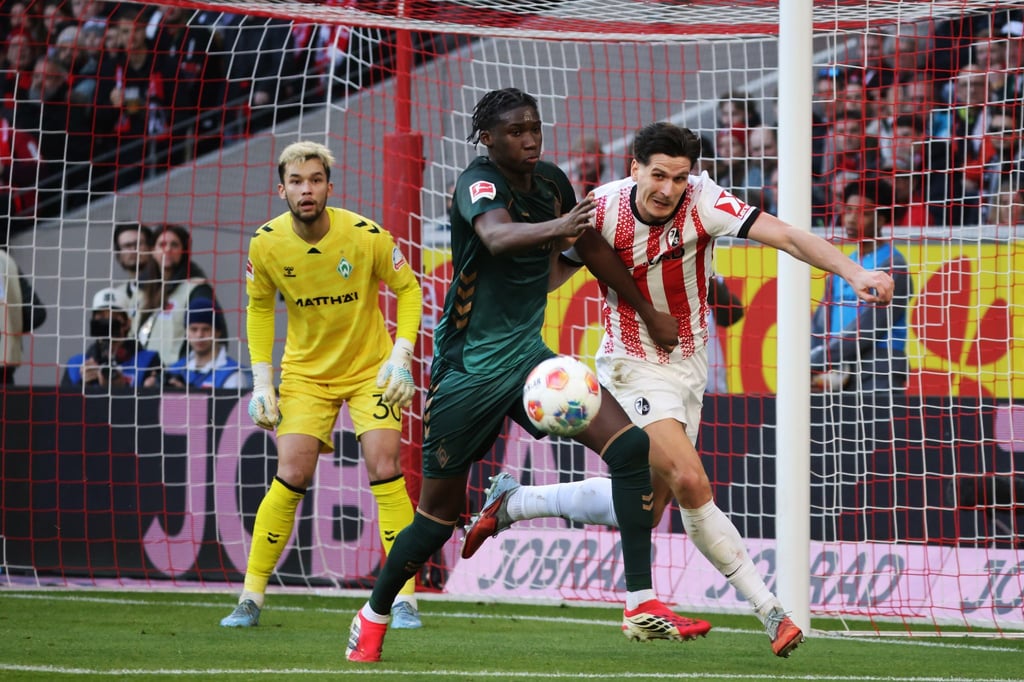 Karim Coulibaly (M) wird Werder Bremen im Kellerduell auf St. Pauli. (Archivbild)