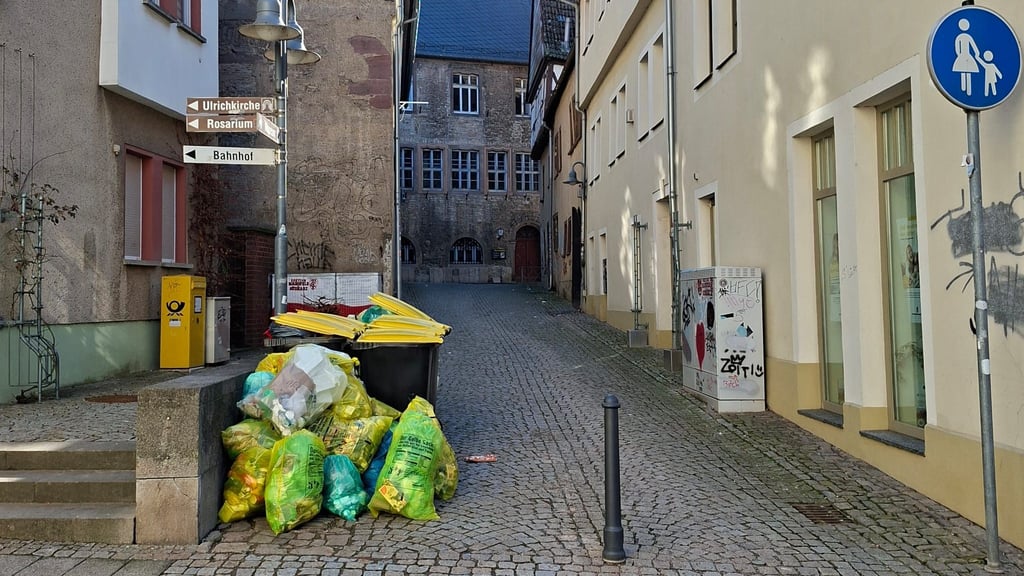 Am Sonntag, 15. Februar 2026, war die Innenstadt von Sangerhausen mit Müll zugestellt.