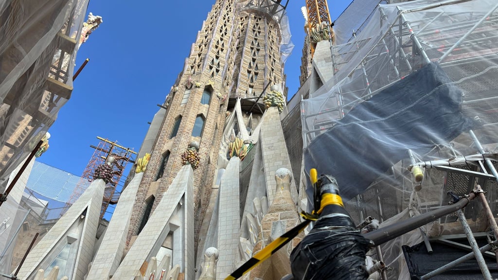Mit der Krönung des Jesusturms mit einem in Deutschland gebauten begehbaren Kreuz hat die Basilika Sagrada Família in Barcelona ihre endgültige Höhe von 172,50 Metern erreicht. Bis zur Fertigstellung des 1882 begonnenen Baus wird es aber noch mindestens bis 2034 dauern.